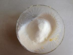 将面粉和奶粉过筛进去