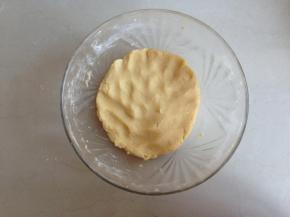 揉成面团即可，盖保鲜膜，放冰箱冷藏半个小时以上。