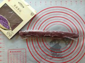 将紫薯馅搓成长条状
