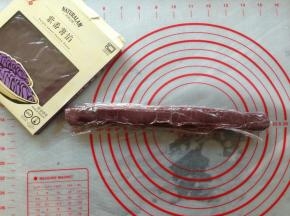 将紫薯馅搓成长条状