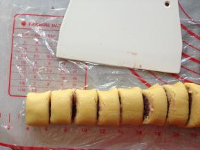 卷起来，揉搓几下，使面片和馅料更贴合。然后切成2厘米宽