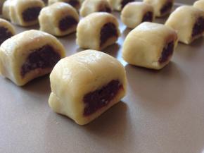 放在法焙客的不粘烤盘上，表面涂蛋液，粘上熟芝麻。