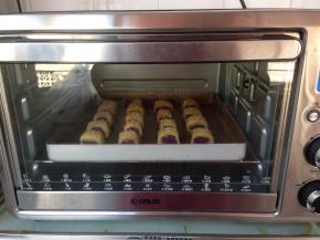 放进已经提前预热好175度的东菱K30A烤箱下层，烘烤20-25分钟，表面金黄色即可。