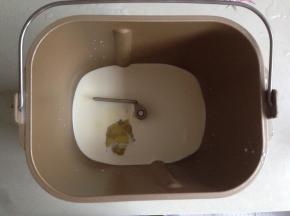 淡奶油和牛奶加入到面包桶里，再加入蛋液、细砂糖和盐