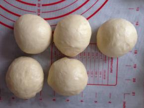 面团和好之后分割5等份滚圆，盖保鲜膜静置20分钟。