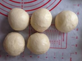 面团和好之后分割5等份滚圆，盖保鲜膜静置20分钟。