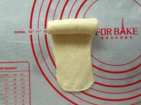 擀成长舌形，短边擀簿，从上往下卷。