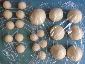 发酵好的面团取出排气，然后分割成40克面团6个，50克面团1个，11克面团9个，10克面团5个，滚圆，盖保鲜膜，静置15分钟。豆沙馅25克6份，50克1份。