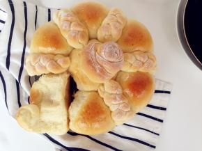 烤好的面包取出，放晾架上晾凉即可。