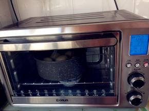 将模具放入到东菱K30A烤箱内，下面放置一碗热水，选择烤箱的发酵档02。发酵40分钟。