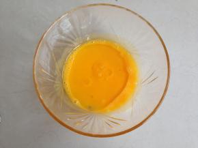 蛋黄用手动打蛋器打均匀之后，加入玉米油，搅拌均匀，乳化好