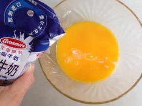 加入牛奶，拌均匀