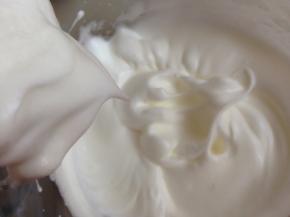 蛋清加入柠檬汁，分三次加入糖，打至湿性发泡