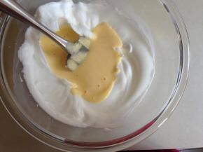 再将拌好的蛋糕糊倒入到剩余的蛋白里，用同样的手法拌均匀