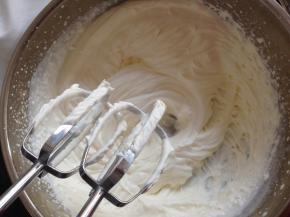 淡奶油加入25克细砂糖，隔冰水打发好。