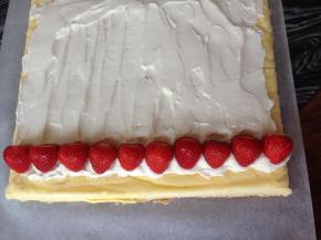 将蛋糕的四边切掉，将打发好的淡奶油抹平在蛋糕表面，将草莓码在淡奶油上，再在草莓上覆盖一些淡奶油。
