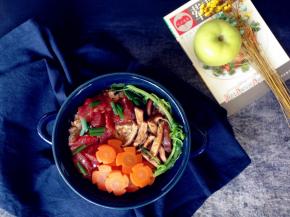 将米饭拌匀，盛在碗里，还可以配上水煮的红萝卜和青菜。