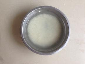 洗好的米加水泡半个小时