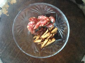 腊肠切成片状备用。