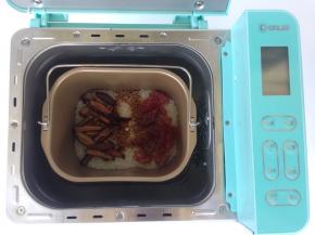 烘烤时间还剩3分钟的时候，将蚝油、生抽和白砂糖调好的酱汁倒在上面。