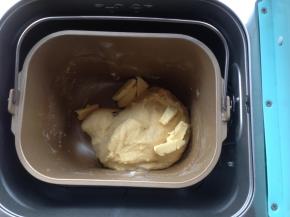 在和面结束后，静置10分钟。然后加入切成小块的黄油，再选择和面40分钟