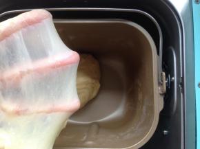 和好的面团能拉出薄薄的手套膜