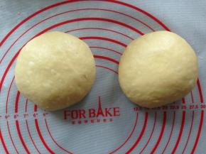 将面团取出排气，均匀分成两个面团，盖上保鲜膜，松驰20分钟