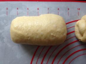 从上往下卷起来。然后再擀一次，再卷起来