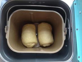 做好的面包坯依次放入到面包桶内，选择发酵50分钟