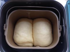 发酵好的面团，有七分满