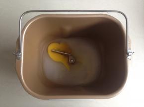 水、炼乳、蛋液、糖和盐放进面包桶内。