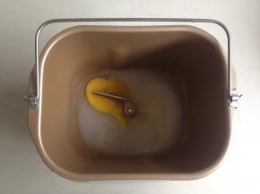 水、炼乳、蛋液、糖和盐放进面包桶内。