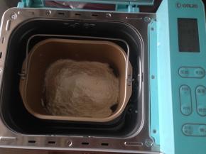 放入面粉，然后将面包桶放入到面包机内。