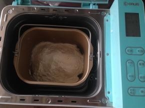 放入面粉，然后将面包桶放入到面包机内。