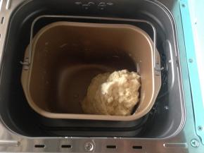 选择和面10分钟。在和面2分钟时停止。让面团在面包机内静置30分钟—60分钟