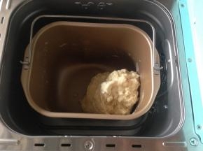 选择和面10分钟。在和面2分钟时停止。让面团在面包机内静置30分钟—60分钟