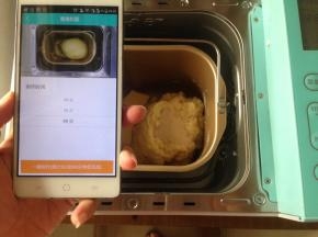 加入黄油和酵母，选择和面，时间40分钟。