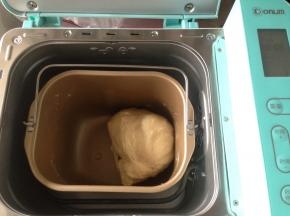 和成光滑的面团。选择发酵，时间20分钟。