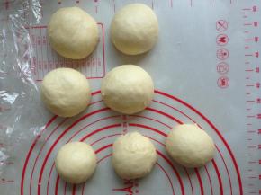 和好的面团，分成4个100克的面团，和3个60克的面团。滚圆，盖保鲜膜静置15分钟。