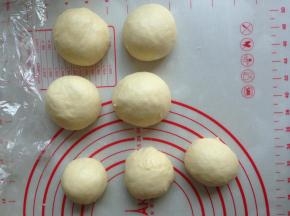 和好的面团，分成4个100克的面团，和3个60克的面团。滚圆，盖保鲜膜静置15分钟。