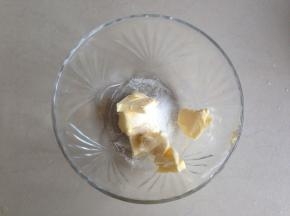 在等待发酵的过程中，做香葱馅。50克黄油软化加入5克砂糖、适量白胡椒粉和盐拌均匀。