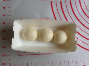 小面团分成3份，滚圆，放入法焙客的长方形纸杯内。