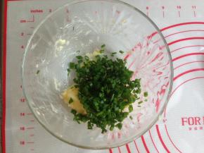 加入5克蛋液和10克葱花拌均匀。