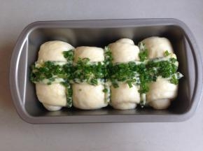 发酵好的面包坯涂上蛋液，将香葱馅挤在面包坯上，撒上葱花。