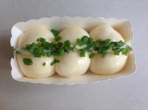 长方形纸杯内的面包坯同样如此操作。