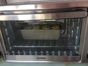 放入提前预热到上火165度，下火170度的东菱K30A烤箱下层，380克的吐司模烘烤25分钟，小纸模烘烤15分钟即可。