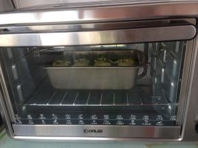 放入提前预热到上火165度，下火170度的东菱K30A烤箱下层，380克的吐司模烘烤25分钟，小纸模烘烤15分钟即可。