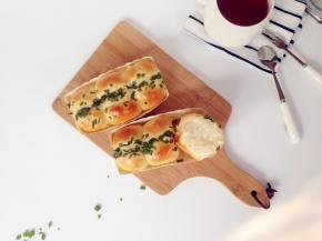 烘烤结束，将面包取出晾凉