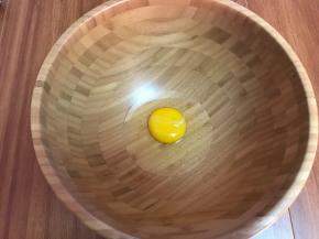 鸡蛋液55克，准备一颗鸡蛋，先放蛋黄，然后再加蛋清。