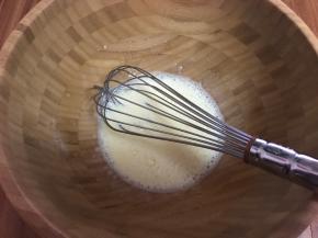 加入牛奶，搅匀